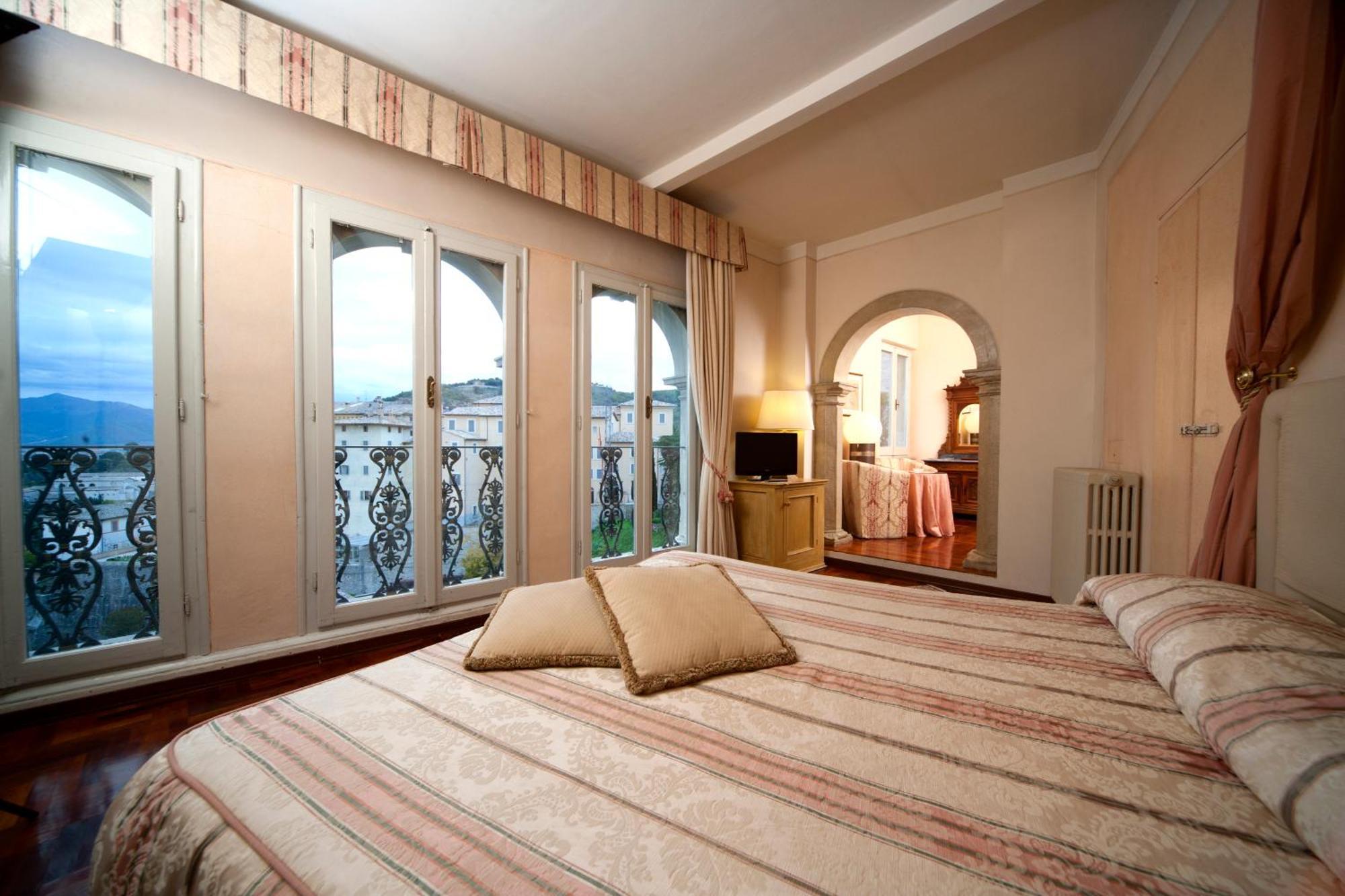 Palazzo Dragoni Hotel Spoleto Luaran gambar